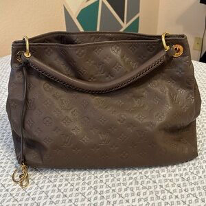 Louis Vuitton Artsy MM size
